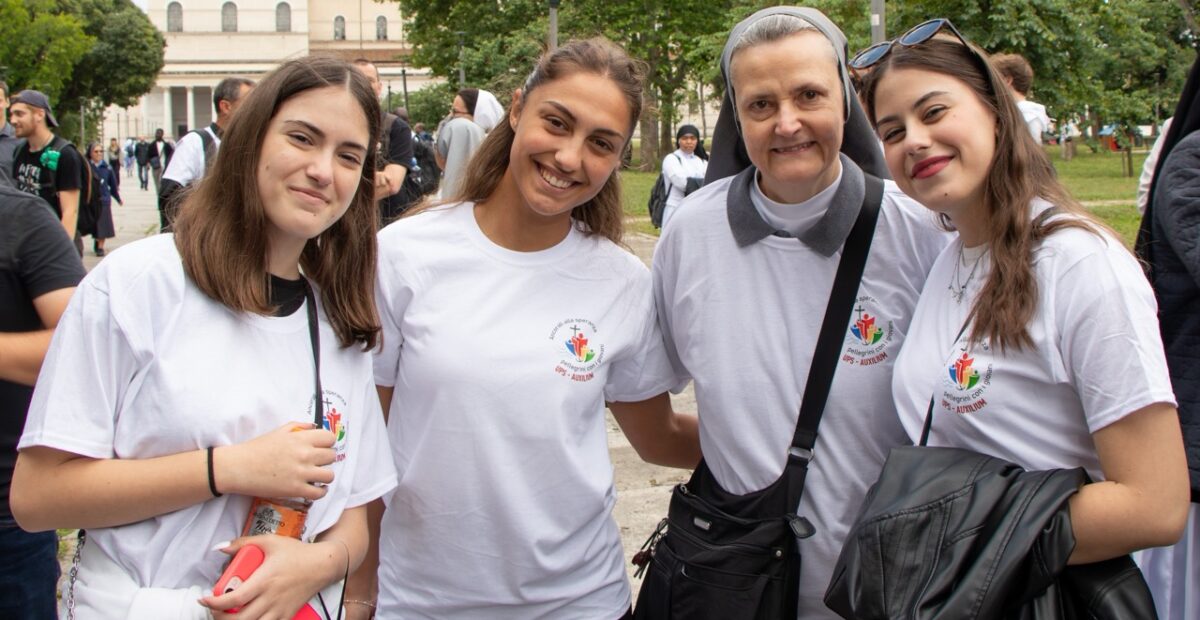 Suor Piera Ruffinatto insieme ad alcune studentesse