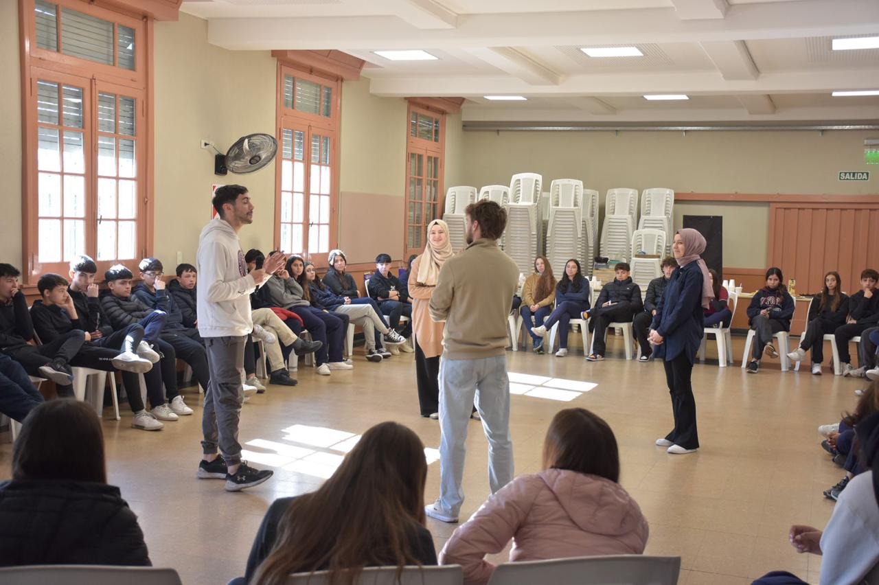 Jóvenes católicos y musulmanes cuentan su experiencia frente a la atenta mirada de los alumnos de una escuela