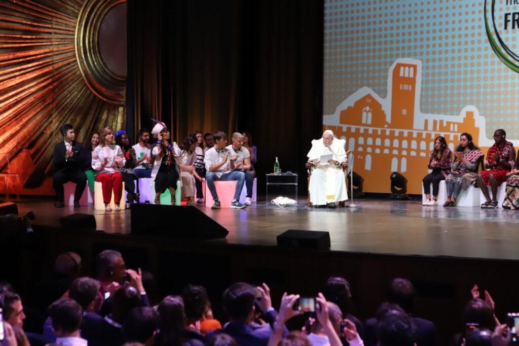 Papa Francisco assina o “pacto” com os jovens: “uma nova economia não é utopia”