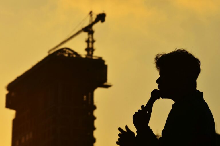 Giornalismo di Pace: cos’è, perché è cruciale in guerra e come ferma l’odio informativo