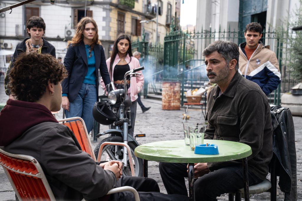 Set della serie "Come un padre" di Luca Miniero.Nella foto Carmine Recano, Federico Cautiero, Federico Milanesi, Caterina Ferioli, Ludovica Nasti e Giampiero De Concilio, . Foto di Gianni Fiorito Questa fotografia è solo per uso editoriale, il diritto d'autore è della società cinematografica e del fotografo assegnato dalla società di produzione del film e può essere riprodotto solo da pubblicazioni in concomitanza con la promozione del film. E’ obbligatoria la menzione dell’autore- fotografo: Gianni Fiorito.
